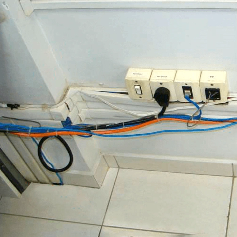 Canaleta para fios elétricos em instalação com improvisos e necessidade de manutenção