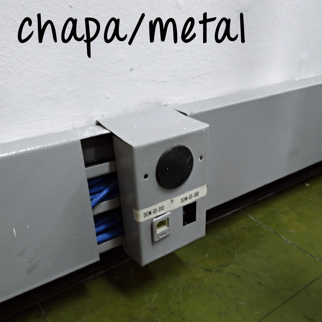 Canaleta para fios elétricos em infraestrutura com canaletas metálicas comparativo